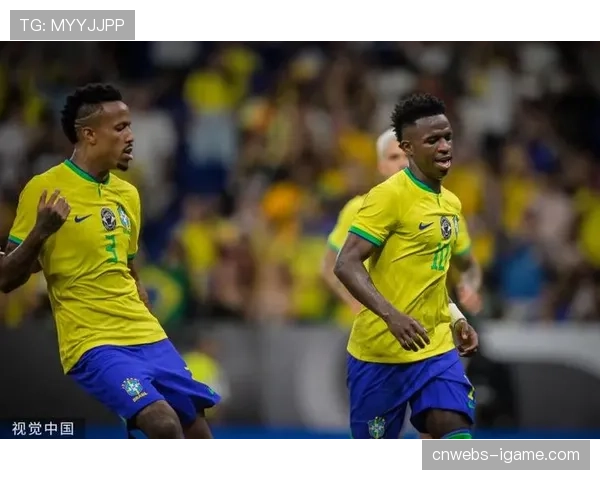 镜头捕捉:看台上,巴西国家队主帅多里瓦尔现场考察维尼修斯与罗德里戈 镜头捕捉:看台上,巴西国家队主帅多里瓦尔现场考察维尼修斯与罗德里戈